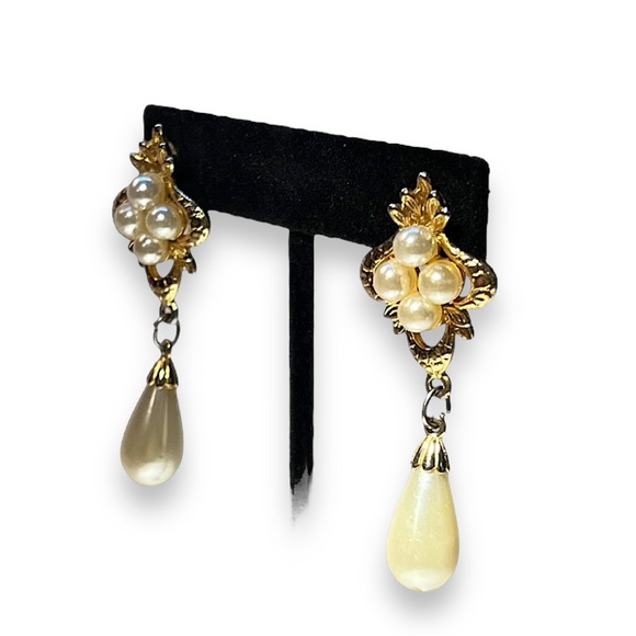 Vintage 1980s Ornate Tear Drop Pearl and Gold tone Dangle Earrings - Picture 7 of 9